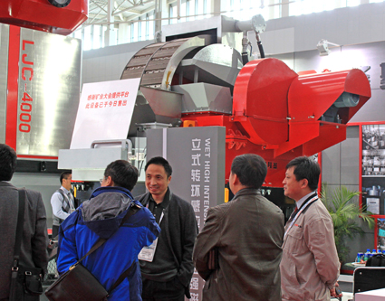 隆基總經(jīng)理趙能平與客戶親密交流 隆基總經(jīng)理趙能平與客戶親密交流