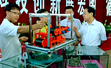 中國(guó)廢鋼鐵應(yīng)用協(xié)會(huì)名譽(yù)會(huì)長(zhǎng)王鎮(zhèn)武觀看模型演示 中國(guó)廢鋼鐵應(yīng)用協(xié)會(huì)名譽(yù)會(huì)長(zhǎng)王鎮(zhèn)武觀看模型演示